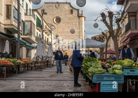 Santanyi, Spagna; dicembre 11 2021: Mercato settimanale di strada nella città di Mallorcan di Santanyi, durante la stagione invernale di Natale. Bancarelle che vendono fresco un Foto Stock