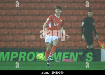 Barnsley, Regno Unito. 17th Dic 2021. Liam Kitching #5 di Barnsley passa la palla a Barnsley, Regno Unito il 12/17/2021. (Foto di Mark Cosgrove/News Images/Sipa USA) Credit: Sipa USA/Alamy Live News Foto Stock