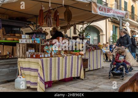 Santanyi, Spagna; dicembre 11 2021: Mercato settimanale di strada nella città di Mallorcan di Santanyi, durante la stagione invernale di Natale. Stallo che vende miele e. Foto Stock