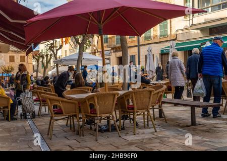 Santanyi, Spagna; dicembre 11 2021: Mercato settimanale di strada nella città di Mallorcan di Santanyi, durante la stagione invernale di Natale. Bancarelle che vendono fresco un Foto Stock