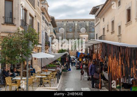 Santanyi, Spagna; dicembre 11 2021: Mercato settimanale di strada nella città di Mallorcan di Santanyi, durante la stagione invernale di Natale. Bancarelle di artigianato Foto Stock