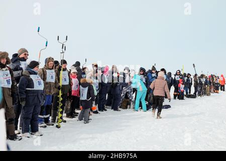 Dudinka, Krasnoyarsk Territory, Russia, 13 aprile 2019: Pescatori con numeri sul loro petto in fila prima dell'inizio della costola di pesca del ghiaccio Foto Stock