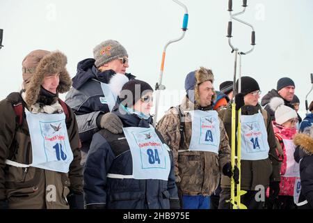 Dudinka, Krasnoyarsk Territory, Russia, 13 aprile 2019: Pescatori con numeri sul loro petto in fila prima dell'inizio della costola di pesca del ghiaccio Foto Stock