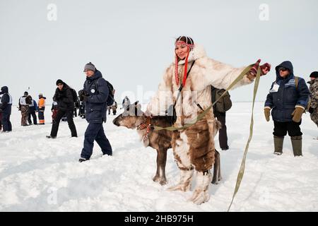 Dudinka, Krasnoyarsk Territory, Russia, 13 aprile 2019: Una giovane donna, rappresentante dei piccoli popoli del nord, in una pelliccia di renne nazionale Foto Stock