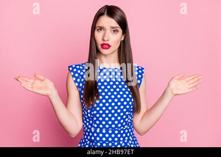 Ritratto di attraente puzzle glamour ragazza dai capelli lunghi shrugging spalle isolate su sfondo rosa pastello colore Foto Stock