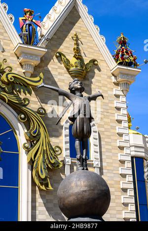 Kazan, Russia - 18 giu 2021: Teatro di marionette di stato del Tatar Ekiyat, Kazan, Tatarstan. E' un punto di riferimento di Kazan. Veduta verticale della statua del piccolo Principe a beau Foto Stock