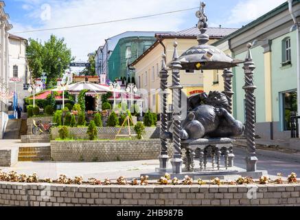 Kazan, Russia - 16 giugno 2021: Monumento del gatto Kazan a Kazan, Tatarstan. Questo luogo è attrazione turistica della città. Divertente statua di bronzo a Bau pedonale Foto Stock