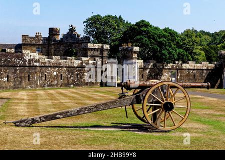 Cannoni di fronte al Castello Culzean - Maybole, Carrick sulla costa dell'Ayrshire di Scozia, Regno Unito. 22nd del luglio 2021 Foto Stock