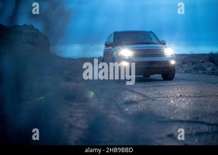 Range Rover al tramonto, nello Utah Foto Stock