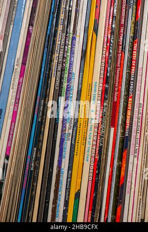 selezione di 33rpm dischi in vinile vintage di lunga riproduzione esposti su uno scaffale, vecchie registrazioni di musica vintage in copertine di cartone su scaffale. Foto Stock