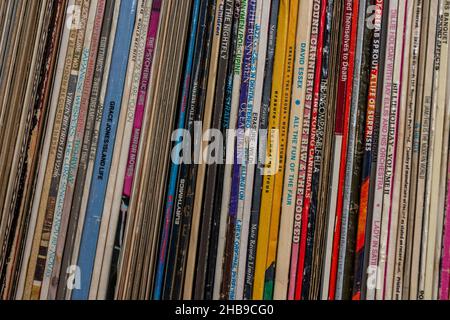 Primo piano di dischi in vinile degli anni '70 e '80, LP su uno scaffale, raccolta di registrazioni rock e pop su vinile originale, dischi Foto Stock