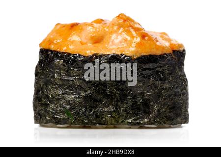Sushi gunkanmaki giapponese al forno con formaggio isolato closeup Foto Stock