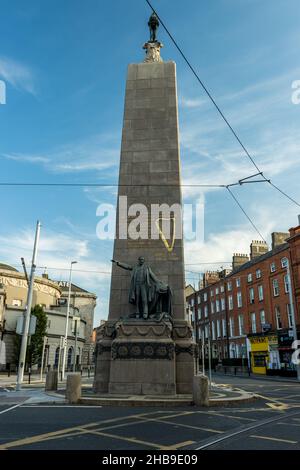 DUBLINO, IRLANDA - 25 luglio 2021: Una foto verticale del monumento Charles S. Parnell nel centro di Dublino senza persone a causa di restrizioni al coronavirus Foto Stock