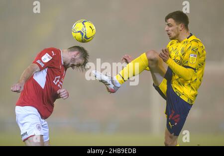 West Bromwich Albion's Jayson Molumby (a destra) e Barnsley's Liam Kitching combattono per la palla durante la partita del campionato Sky Bet all'Oakwell Stadium di Barnsley. Data immagine: Venerdì 17 dicembre 2021. Foto Stock