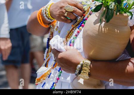 Cachoeira, Bahia, Brasile - 08 novembre 2015: Integranti della religione Candomble in celebrazione religiosa attraverso le strade della città storica o Foto Stock