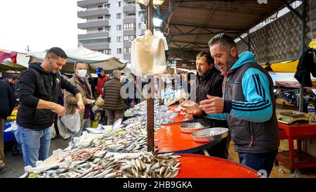 Izmir, Izmir, Turchia. 11th Dic 2021. La Turchia aumenta il salario minimo del 50 per cento contro il crollo di Lira e l'alto tasso di inflazione. Il presidente Recep Tayyip Erdogan ha annunciato giovedì che il salario minimo aumenterà del 50 per cento a partire dal prossimo anno. D'altra parte oggi venerdì, la Lira turca ha colpito un nuovo record basso di 17 dollari. Dopo l'intervento della Banca Centrale di Istanbul, il tasso dollaro/TL è sceso ai livelli del 16,50. Il mercato azionario turco Borsa Istanbul ha chiuso la settimana con bruschi declini e due volte l'interruttore automatico. (Credit Image: © Idil Toffolo/Pacific Press via ZUMA Press Wire) Foto Stock