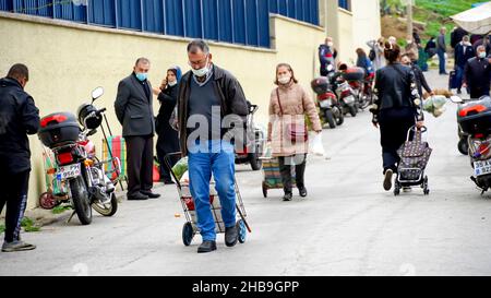 Izmir, Izmir, Turchia. 11th Dic 2021. La Turchia aumenta il salario minimo del 50 per cento contro il crollo di Lira e l'alto tasso di inflazione. Il presidente Recep Tayyip Erdogan ha annunciato giovedì che il salario minimo aumenterà del 50 per cento a partire dal prossimo anno. D'altra parte oggi venerdì, la Lira turca ha colpito un nuovo record basso di 17 dollari. Dopo l'intervento della Banca Centrale di Istanbul, il tasso dollaro/TL è sceso ai livelli del 16,50. Il mercato azionario turco Borsa Istanbul ha chiuso la settimana con bruschi declini e due volte l'interruttore automatico. (Credit Image: © Idil Toffolo/Pacific Press via ZUMA Press Wire) Foto Stock