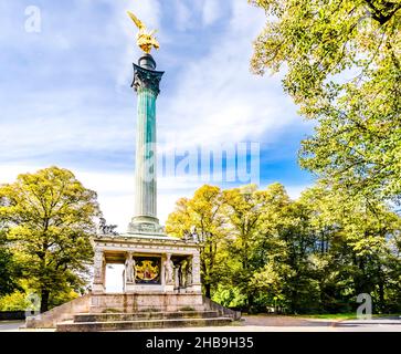 Angelo della Pace a Monaco in autunno con sole e bellissime nuvole sullo sfondo Foto Stock