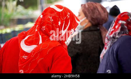 Izmir, Izmir, Turchia. 11th Dic 2021. La Turchia aumenta il salario minimo del 50 per cento contro il crollo di Lira e l'alto tasso di inflazione. Il presidente Recep Tayyip Erdogan ha annunciato giovedì che il salario minimo aumenterà del 50 per cento a partire dal prossimo anno. D'altra parte oggi venerdì, la Lira turca ha colpito un nuovo record basso di 17 dollari. Dopo l'intervento della Banca Centrale di Istanbul, il tasso dollaro/TL è sceso ai livelli del 16,50. Il mercato azionario turco Borsa Istanbul ha chiuso la settimana con bruschi declini e due volte l'interruttore automatico. (Credit Image: © Idil Toffolo/Pacific Press via ZUMA Press Wire) Foto Stock