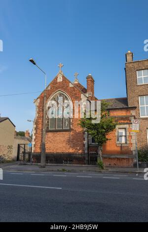 DUBLINO, IRLANDA - 25 luglio 2021: Un colpo verticale di una vecchia chiesa in via Dublino durante la pandemia Foto Stock
