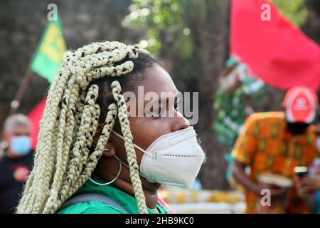 salvador, bahia, brasile - 20 novembre 2021: Donna nera che indossa trecce per capelli e maschera per proteggere contro il virus corona nella città di Salvador. Foto Stock