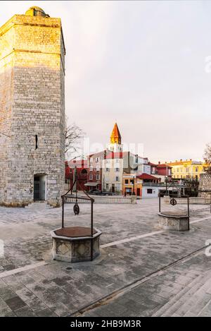 Piazza cinque pozzi e la torre del capitano, Zara, Croazia Foto Stock