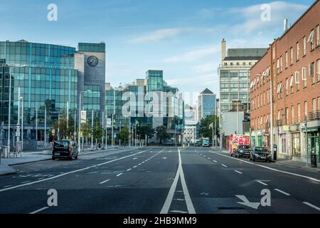 DUBLINO, IRLANDA - 25 luglio 2021: Strade vuote a Dublino a causa di un blocco pandemico Foto Stock