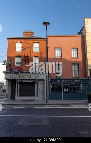 DUBLINO, IRLANDA - 25 luglio 2021: Un colpo verticale di strade vuote a Dublino a causa di un blocco pandemico Foto Stock