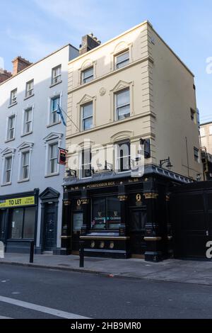 DUBLINO, IRLANDA - 25 luglio 2021: Un colpo verticale di strade vuote a Dublino a causa di un blocco pandemico Foto Stock