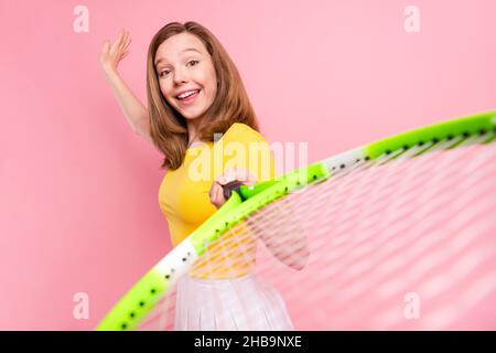 Profilo lato foto di giovane ragazza felice sorriso positivo tenere tennis racchetta partita campo sportivo isolato su sfondo rosa Foto Stock