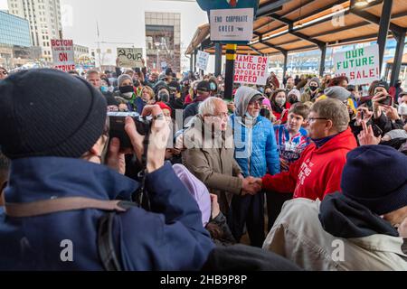 Battle Creek, Michigan, Stati Uniti. 17th Dic 2021. Il senatore Bernie Sanders si unisce a un raduno di lavoratori Kellogg, che sono in sciopero contro il produttore di cereali dall'inizio di ottobre. Il rally è arrivato subito dopo che era stato annunciato un accordo provvisorio per risolvere lo sciopero, anche se i lavoratori hanno votato contro quello che hanno detto era un accordo inadeguato poche settimane prima. Credit: Jim West/Alamy Live News Foto Stock