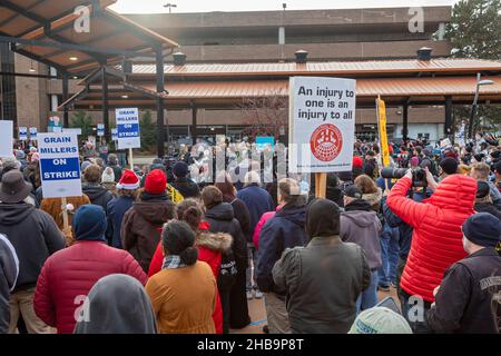 Battle Creek, Michigan, Stati Uniti. 17th Dic 2021. Il senatore Bernie Sanders si unisce a un raduno di lavoratori Kellogg, che sono in sciopero contro il produttore di cereali dall'inizio di ottobre. Il rally è arrivato subito dopo che era stato annunciato un accordo provvisorio per risolvere lo sciopero, anche se i lavoratori hanno votato contro quello che hanno detto era un accordo inadeguato poche settimane prima. Credit: Jim West/Alamy Live News Foto Stock