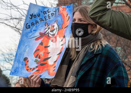 Battle Creek, Michigan, Stati Uniti. 17th Dic 2021. Il senatore Bernie Sanders si unisce a un raduno di lavoratori Kellogg, che sono in sciopero contro il produttore di cereali dall'inizio di ottobre. Il rally è arrivato subito dopo che era stato annunciato un accordo provvisorio per risolvere lo sciopero, anche se i lavoratori hanno votato contro quello che hanno detto era un accordo inadeguato poche settimane prima. Credit: Jim West/Alamy Live News Foto Stock