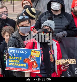 Battle Creek, Michigan, Stati Uniti. 17th Dic 2021. Il senatore Bernie Sanders si unisce a un raduno di lavoratori Kellogg, che sono in sciopero contro il produttore di cereali dall'inizio di ottobre. Il rally è arrivato subito dopo che era stato annunciato un accordo provvisorio per risolvere lo sciopero, anche se i lavoratori hanno votato contro quello che hanno detto era un accordo inadeguato poche settimane prima. Credit: Jim West/Alamy Live News Foto Stock