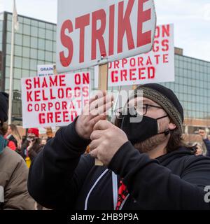 Battle Creek, Michigan, Stati Uniti. 17th Dic 2021. Il senatore Bernie Sanders si unisce a un raduno di lavoratori Kellogg, che sono in sciopero contro il produttore di cereali dall'inizio di ottobre. Il rally è arrivato subito dopo che era stato annunciato un accordo provvisorio per risolvere lo sciopero, anche se i lavoratori hanno votato contro quello che hanno detto era un accordo inadeguato poche settimane prima. Credit: Jim West/Alamy Live News Foto Stock