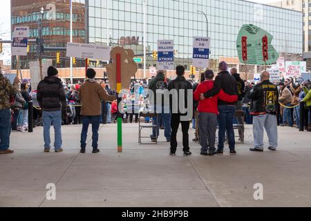 Battle Creek, Michigan, Stati Uniti. 17th Dic 2021. Il senatore Bernie Sanders si unisce a un raduno di lavoratori Kellogg, che sono in sciopero contro il produttore di cereali dall'inizio di ottobre. Il rally è arrivato subito dopo che era stato annunciato un accordo provvisorio per risolvere lo sciopero, anche se i lavoratori hanno votato contro quello che hanno detto era un accordo inadeguato poche settimane prima. Credit: Jim West/Alamy Live News Foto Stock