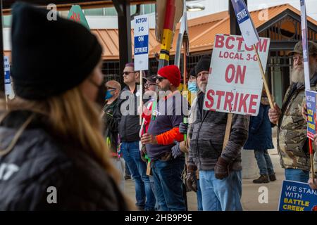 Battle Creek, Michigan, Stati Uniti. 17th Dic 2021. Il senatore Bernie Sanders si unisce a un raduno di lavoratori Kellogg, che sono in sciopero contro il produttore di cereali dall'inizio di ottobre. Il rally è arrivato subito dopo che era stato annunciato un accordo provvisorio per risolvere lo sciopero, anche se i lavoratori hanno votato contro quello che hanno detto era un accordo inadeguato poche settimane prima. Credit: Jim West/Alamy Live News Foto Stock