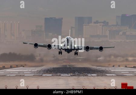 Un RC-135 Rivet Joint Reconnaissance Aircraft assegnato alla 55th Wing, Offutt Air Force base, Nebraska, decollerà per una missione di integrazione della Scuola di armi alla base aerea di Nellis, Nevada, 7 dicembre 2021. L'aeromobile di ricognizione congiunto RC-135V/W Rivet supporta i consumatori del teatro e del livello nazionale con capacità di raccolta, analisi e diffusione di informazioni in tempo quasi reale. (STATI UNITI Air Force foto di William R. Lewis) Foto Stock