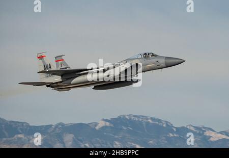 Un F-15C Eagle Aircraft assegnato a 104th Fighter Wing, Barnes Air National Guard base, Westfield Massachusetts, decollera durante l'integrazione della scuola di armi alla base dell'aeronautica di Nellis, Nevada, 30 novembre 2021. I membri del Massachusetts ANG hanno sostenuto il WSINT 21-B con due aerei F-15C e membri dell'equipaggio. (STATI UNITI Air Force foto di William Lewis) Foto Stock