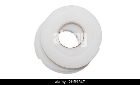 Guarnizione del finestrino in gomma autoadesiva isolata su sfondo bianco. Gomma espansa isolante per isolamento porta. Isolamento termico. Isolamento in schiuma Foto Stock