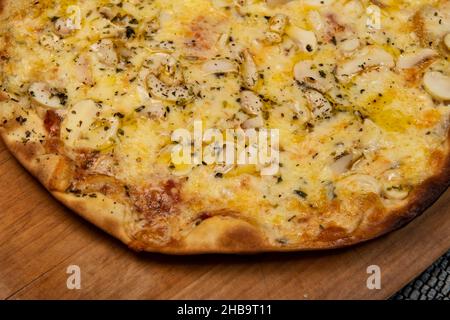 Funghi brasiliani, formaggio e pizza origano, vista dall'alto Foto Stock