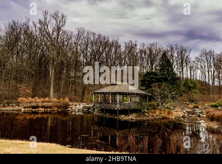 Tè giapponese housereflexed in un laghetto Foto Stock