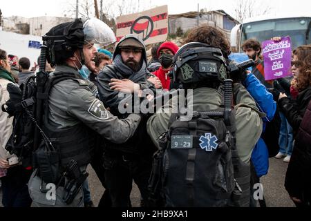 Sheikh Jarrah, Gerusalemme. 17th Dic 2021. Scontri durante la protesta di solidarietà a Sheikh Jarrah. A partire dalla casa di famiglia del Salem, che saranno sfrattate nel 29,12. La famiglia sta tenendo un fuoco di protesta all'ingresso della loro casa, che è stato spento dalla polizia durante la protesta. Due ore prima della protesta, la polizia aveva arrestato uomini accanto al fuoco della famiglia Salem, nel caso in cui un poliziotto fosse stato ferito in testa e un fotogiornalista fosse stato ferito in testa dalla polizia. In seguito la protesta era proseguita nella zona orientale del vicinato Foto Stock