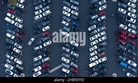 Vista aerea di un parcheggio pieno di auto durante la stagione dello shopping natalizio. Foto Stock