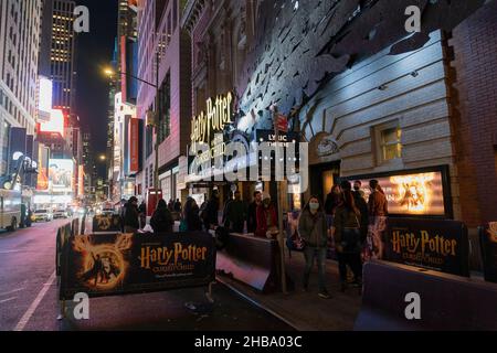 New York, Stati Uniti. 17th Dic 2021. Vista del Teatro Lirico dove il musical Harry Potter e il bambino maledetto è stato cancellato a causa di un'impennata di COVID-19 a New York il 17 dicembre 2021. Nuova variante COVID-19 - Omicron causa un forte aumento dei casi positivi e costringe molti teatri a cancellare le loro performance. L'impatto del picco è sentito come la gente si affollano ai luoghi di prova dove le linee sono state viste nei giorni recenti. (Foto di Lev Radin/Sipa USA) Credit: Sipa USA/Alamy Live News Foto Stock