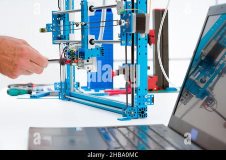 Assemblaggio della macchina di taglio laser CNC. Foto Stock