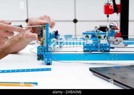 Assemblaggio della macchina di taglio laser CNC. Foto Stock