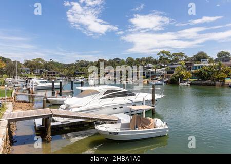 Case sul lungomare di Newport Sydney, con moli privati e proprietari di case con le loro barche ormeggiate, Pittwater, NSW, Australia Foto Stock