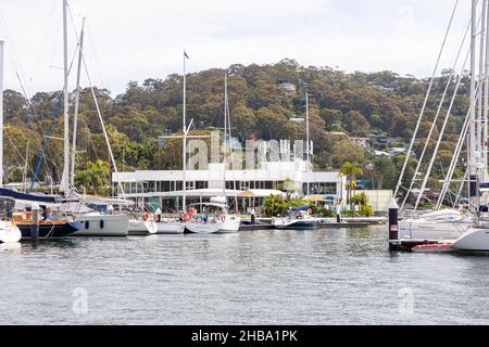 Royal Prince Alfred Yacht Club visto dall'acqua su Pittwater, con barche e yacht nel porto turistico, Sydney, Australia Foto Stock