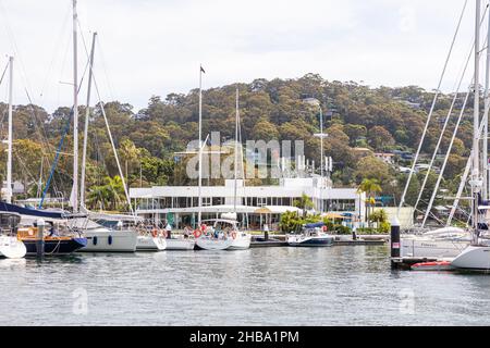 Royal Prince Alfred Yacht Club visto dall'acqua su Pittwater, con barche e yacht nel porto turistico, Sydney, Australia Foto Stock